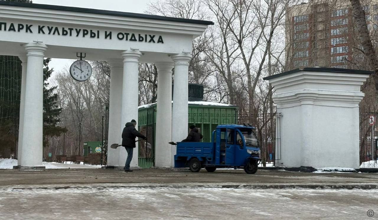 Обработку дорог и тротуаров от гололеда усилили в Барнауле