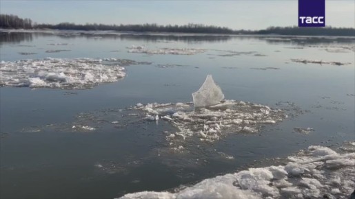 В Барнауле после череды штормовых предупреждений наступила ясная погода, а на Оби начал схватываться лед