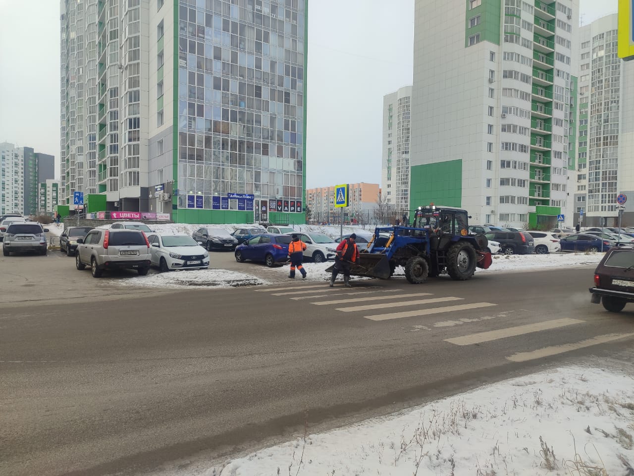 Городские дорожные и коммунальные службы продолжают противогололедную обработку Городские дорожные и коммунальные службы продолжают противогололедную обработку