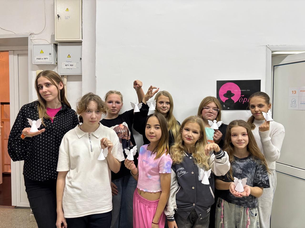 14 ноября 2025 года юные инспекторы движения отряда «Хранители дорог» совместно с сотрудниками ГИБДД МО МВД «Каменский» провели профилактическую акцию «Ангел в дорогу», приуроченную к Всемирному дню памяти жертв... 14 ноября 2025 года юные инспекторы движения отряда «Хранители дорог» совместно с сотрудниками ГИБДД МО МВД «Каменский» провели профилактическую акцию «Ангел в дорогу», приуроченную к Всемирному дню памяти жертв...