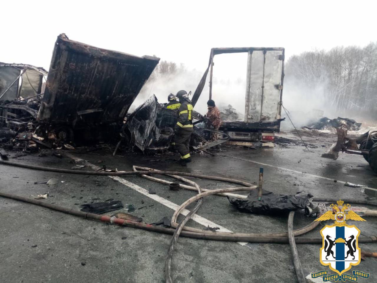 Жесткое смертельное ДТП с тремя грузовиками произошло на трассе в Новосибирской области Жесткое смертельное ДТП с тремя грузовиками произошло на трассе в Новосибирской области