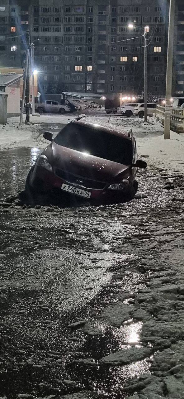 Автомобиль едва не утонул в луже на улице Сенной в Бийске Автомобиль едва не утонул в луже на улице Сенной в Бийске