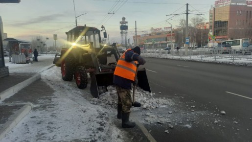 Городские дорожные и коммунальные службы продолжают противогололедную обработку