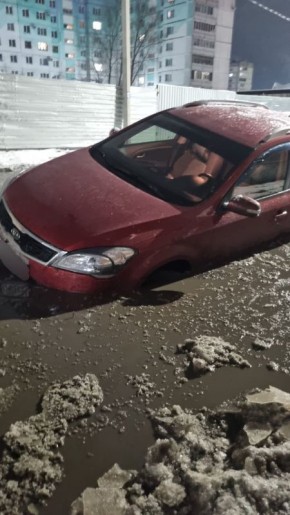 На Сенной автомобиль не смог преодолеть лужу и попал в грязевой плен