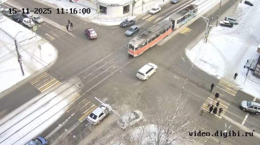 «Сцепку двух вагонов» на закрытых для движения трамвайных рельсах заметили бийчане