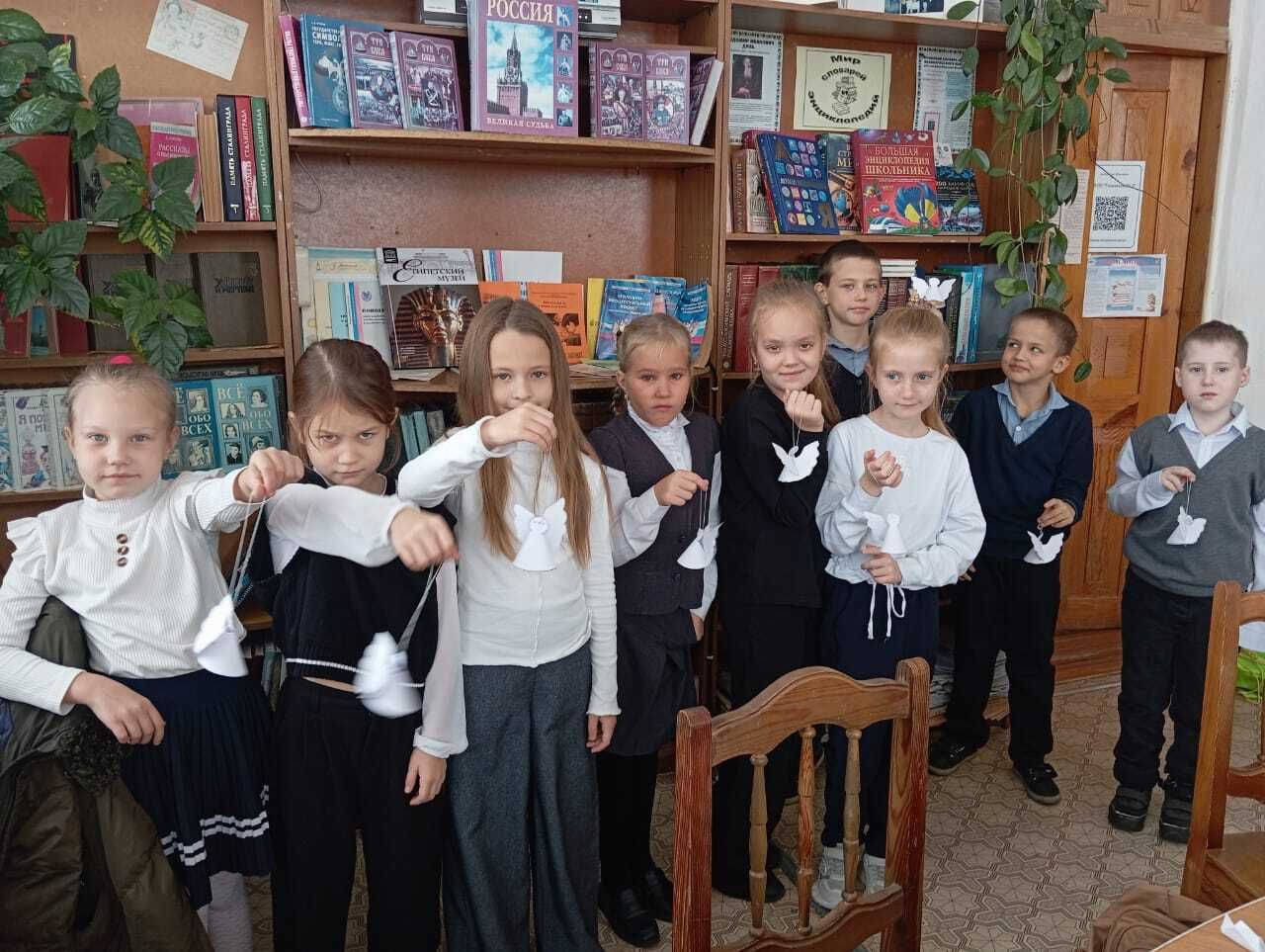 14 ноября 2025 года юные инспекторы движения отряда «Хранители дорог» совместно с сотрудниками ГИБДД МО МВД «Каменский» провели профилактическую акцию «Ангел в дорогу», приуроченную к Всемирному дню памяти жертв... 14 ноября 2025 года юные инспекторы движения отряда «Хранители дорог» совместно с сотрудниками ГИБДД МО МВД «Каменский» провели профилактическую акцию «Ангел в дорогу», приуроченную к Всемирному дню памяти жертв...