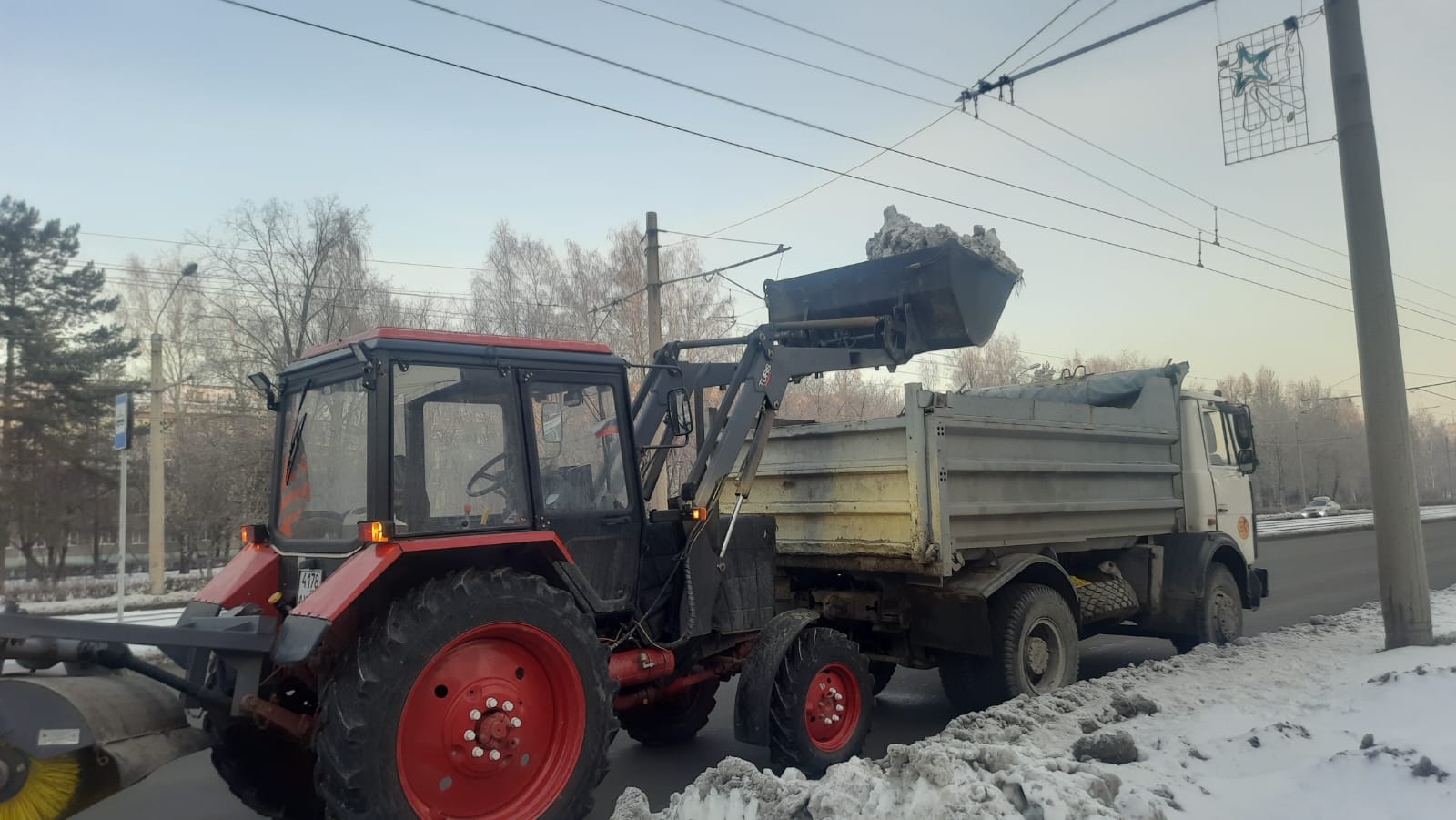 Городские дорожные и коммунальные службы продолжают противогололедную обработку Городские дорожные и коммунальные службы продолжают противогололедную обработку