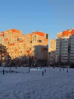 Барнаульская ребетня осваивает новую детскую площадку в сквере "Взлетный" на пересечении улиц Сергея Ускова и Взлетной