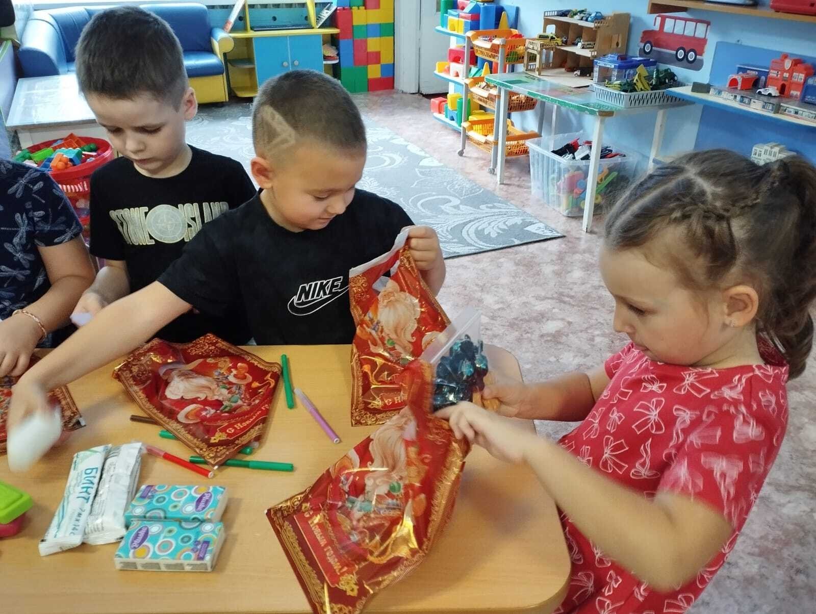 Дети из Новоалтайска собрали новогодние подарки для военнослужащих Дети из Новоалтайска собрали новогодние подарки для военнослужащих