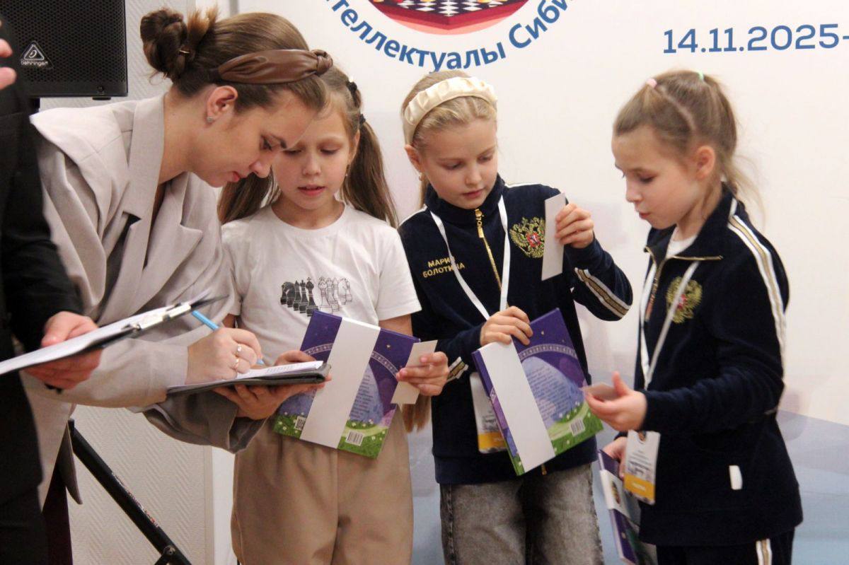 В Краевом шахматном клубе стартовал финальный этап Всероссийского шахматного фестиваля «Интеллектуалы Сибири» В Краевом шахматном клубе стартовал финальный этап Всероссийского шахматного фестиваля «Интеллектуалы Сибири»