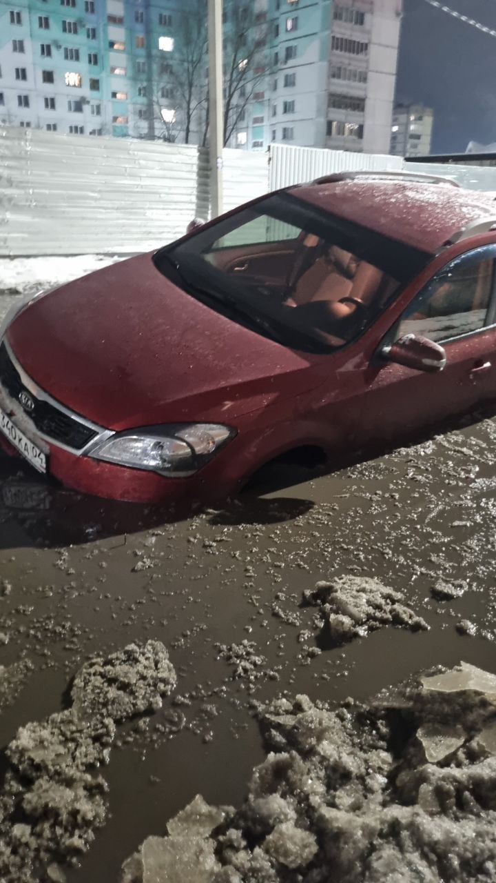 В Бийске на улице Сенной автомобиль едва не утонул — такой глубокой оказалась лужа В Бийске на улице Сенной автомобиль едва не утонул — такой глубокой оказалась лужа