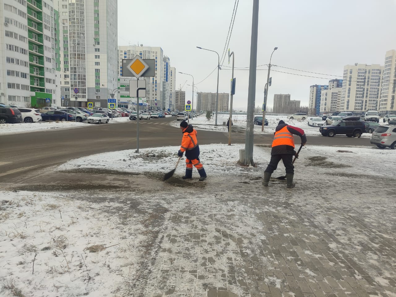 Городские дорожные и коммунальные службы продолжают противогололедную обработку Городские дорожные и коммунальные службы продолжают противогололедную обработку