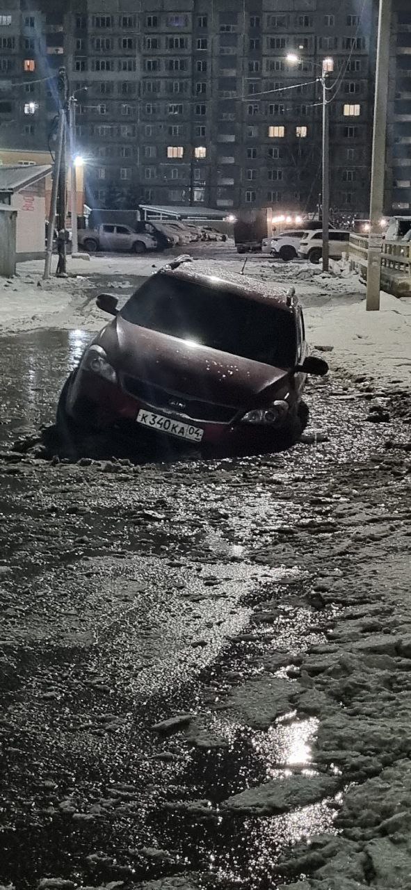 В Бийске на улице Сенной автомобиль едва не утонул — такой глубокой оказалась лужа