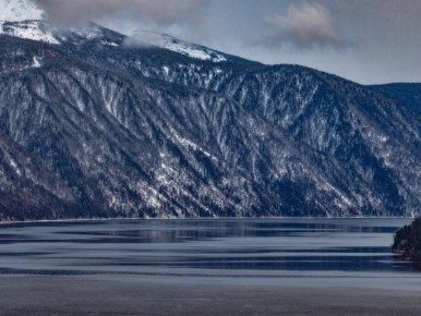 Телецкое озеро окунулось в зимний монохром