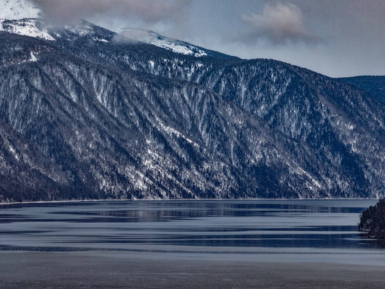 Телецкое озеро окунулось в зимний монохром