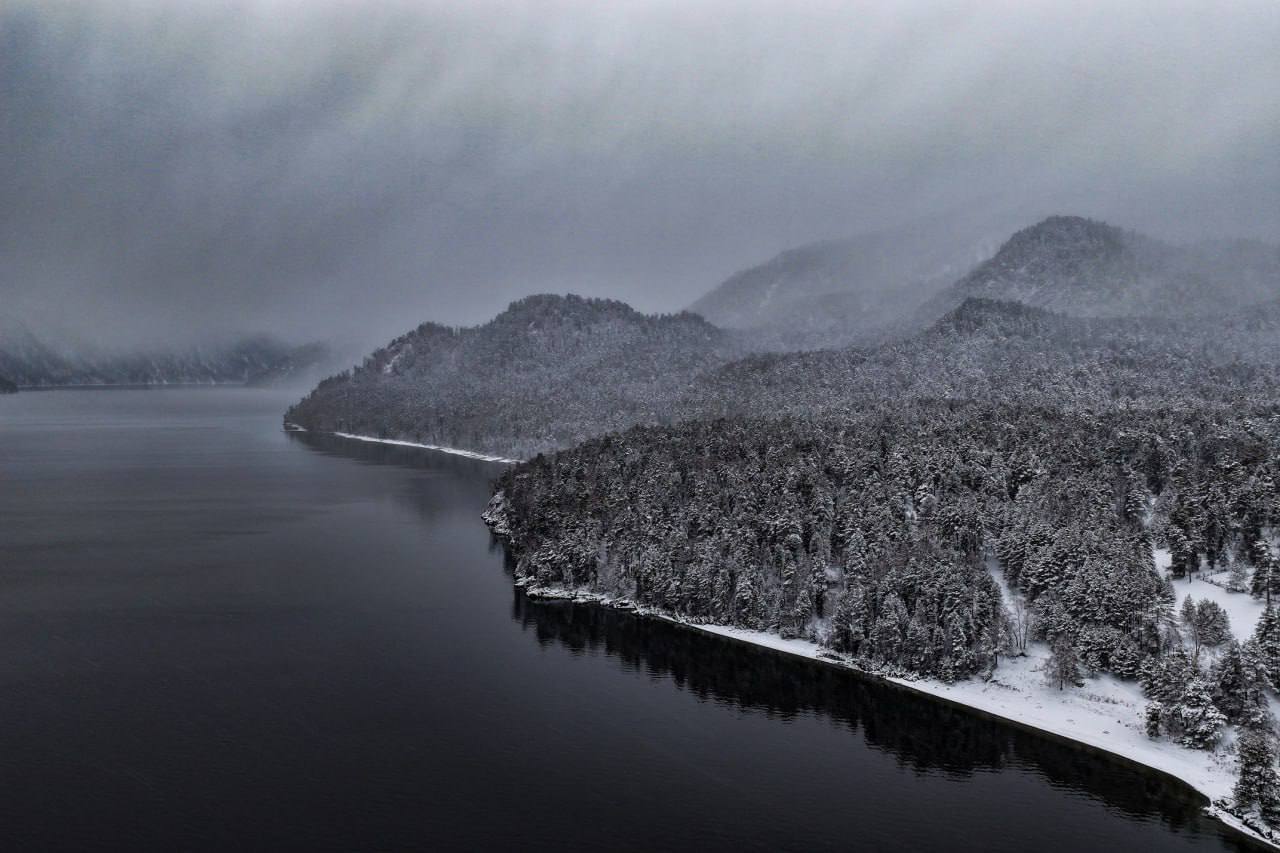 Телецкое озеро окунулось в зимний монохром Телецкое озеро окунулось в зимний монохром