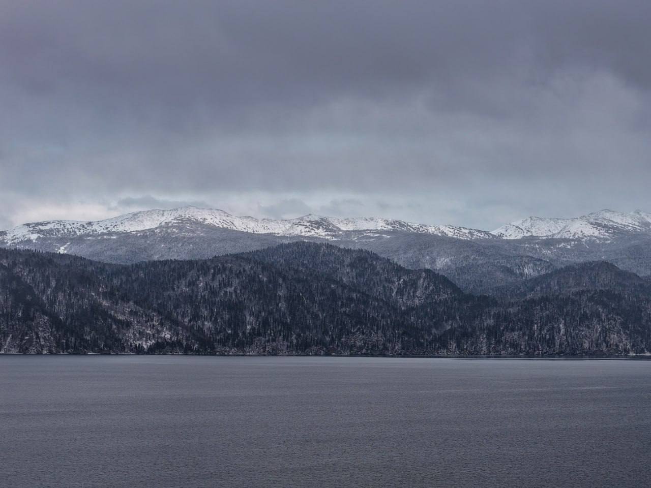 Телецкое озеро окунулось в зимний монохром Телецкое озеро окунулось в зимний монохром