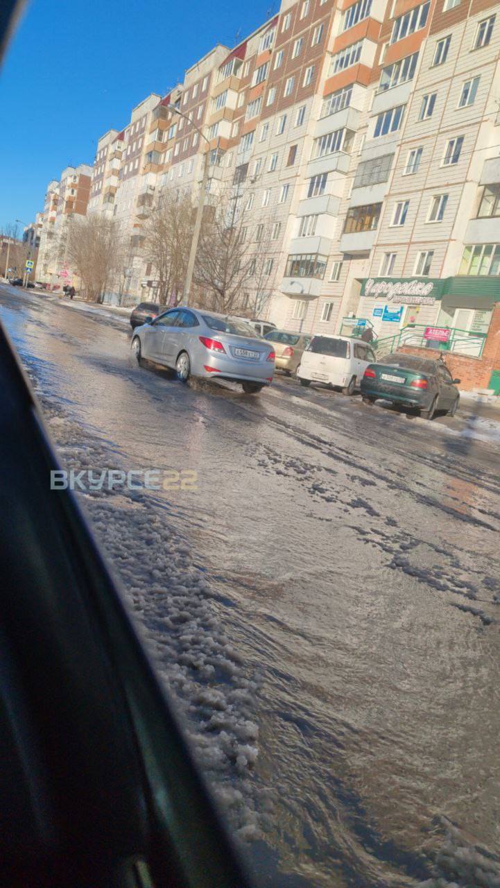 В Барнауле проезжую часть по улице Энтузиастов затопило водой