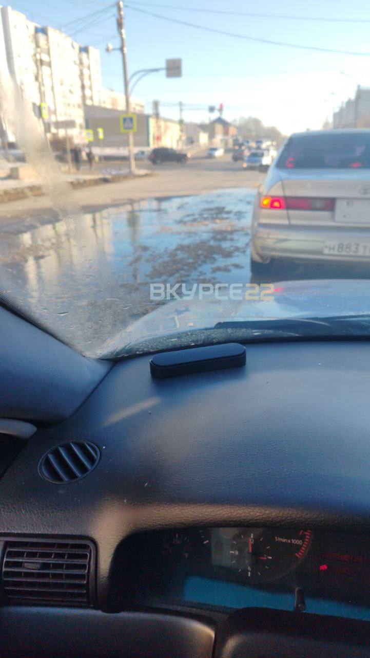 В Барнауле проезжую часть по улице Энтузиастов затопило водой В Барнауле проезжую часть по улице Энтузиастов затопило водой