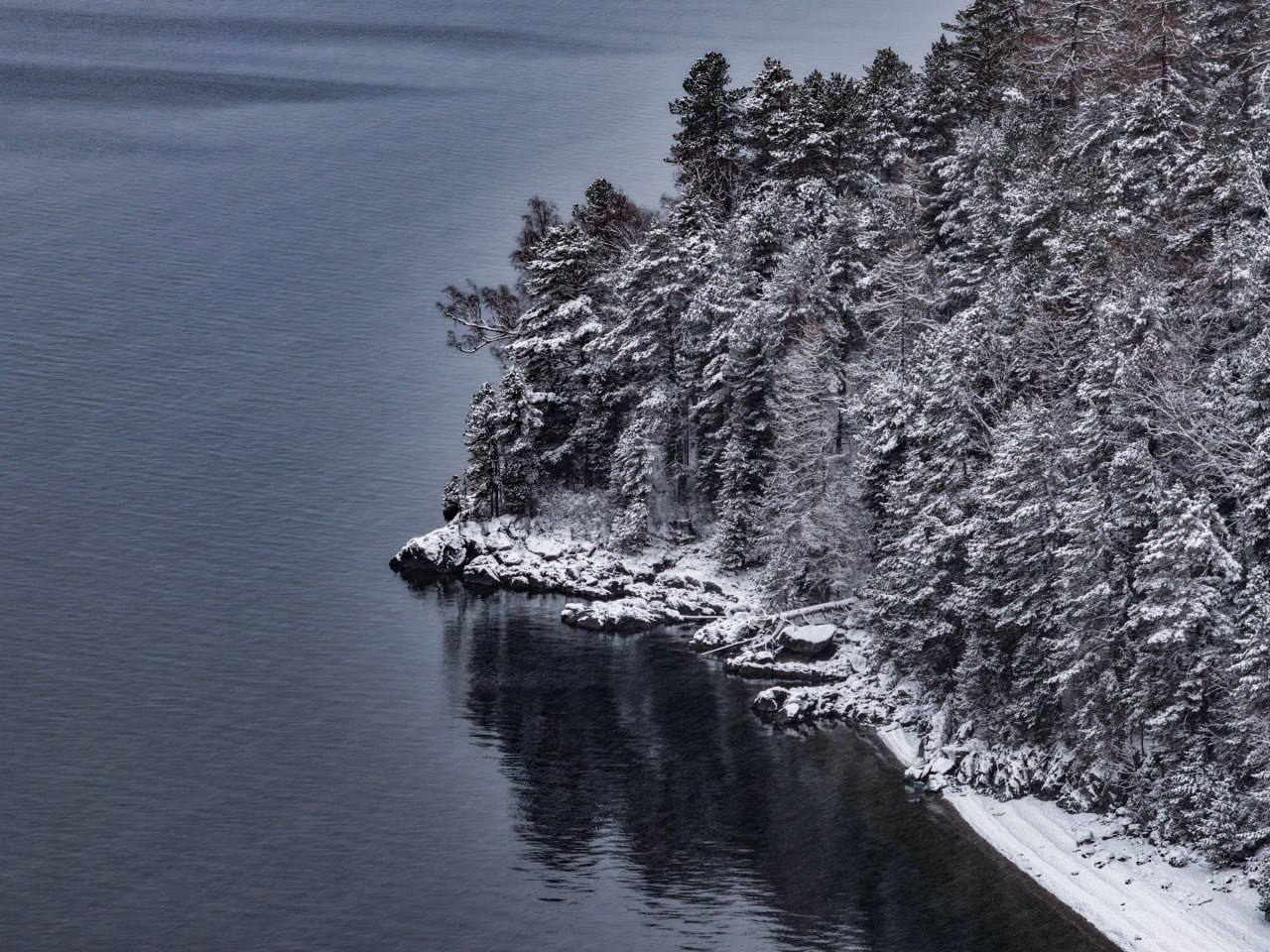 Телецкое озеро окунулось в зимний монохром Телецкое озеро окунулось в зимний монохром