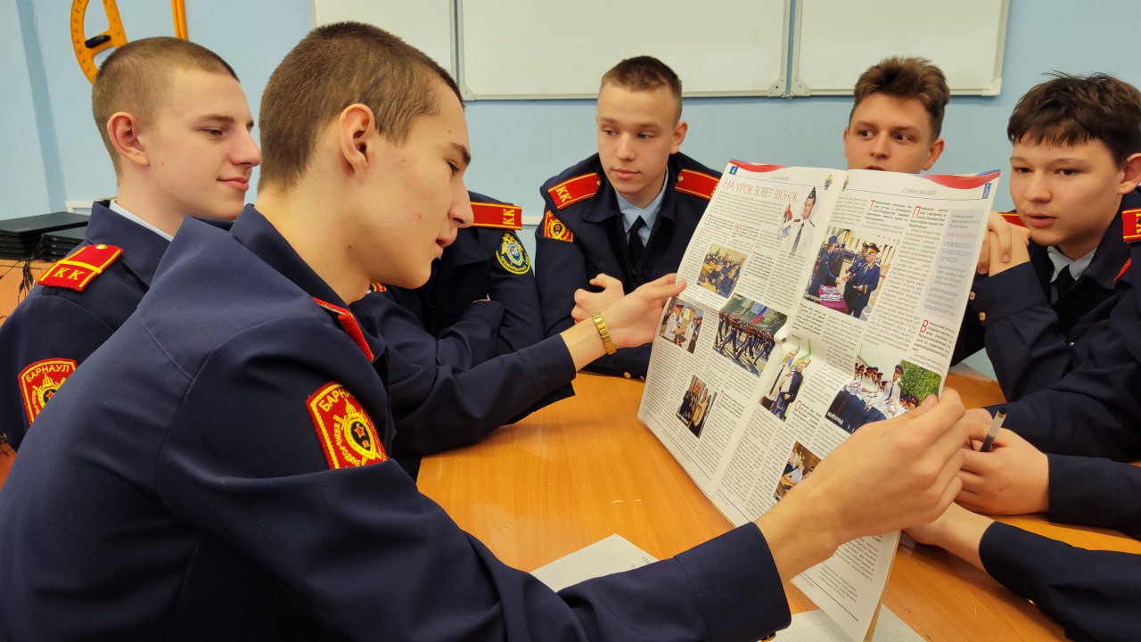 Сотрудники следственного управления СК России по Алтайскому краю провели для кадет профильного класса Барнаульского кадетского корпуса правовую викторину Сотрудники следственного управления СК России по Алтайскому краю провели для кадет профильного класса Барнаульского кадетского корпуса правовую викторину