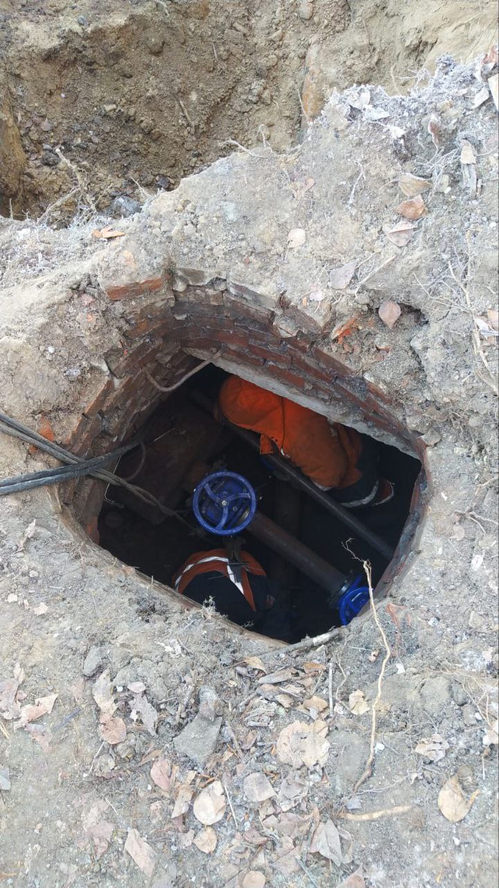 Аварийная бригада Росводоканала устраняет повреждение водопровода на улице Приветной, 3