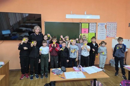 Сотрудники Краснощековской Госавтоинспекции продолжают проводить мероприятия по популяризации световозвращающих элементов