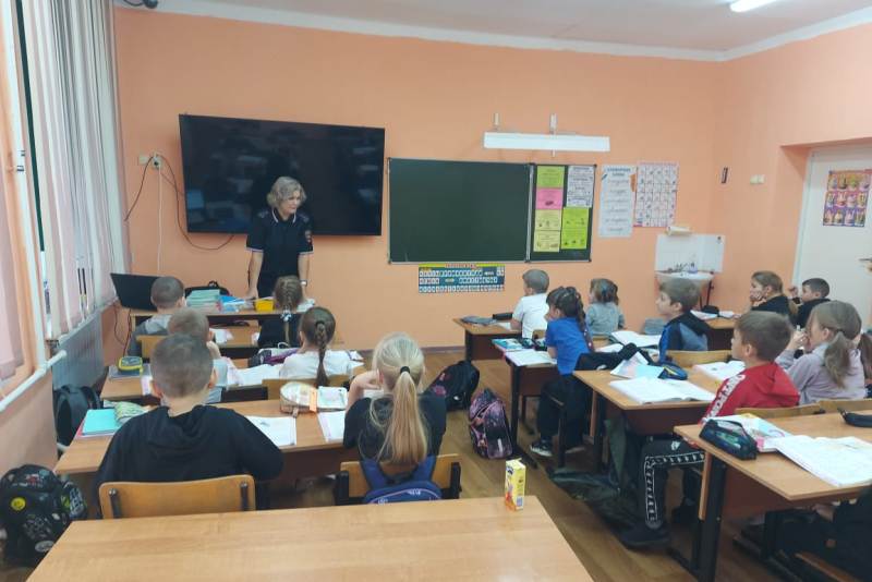 Сотрудники Краснощековской Госавтоинспекции продолжают проводить мероприятия по популяризации световозвращающих элементов Сотрудники Краснощековской Госавтоинспекции продолжают проводить мероприятия по популяризации световозвращающих элементов