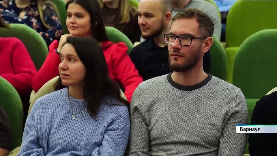 Молодые пары из Алтайского края прошли курсы будущих родителей в перинатальном центре «ДАР»