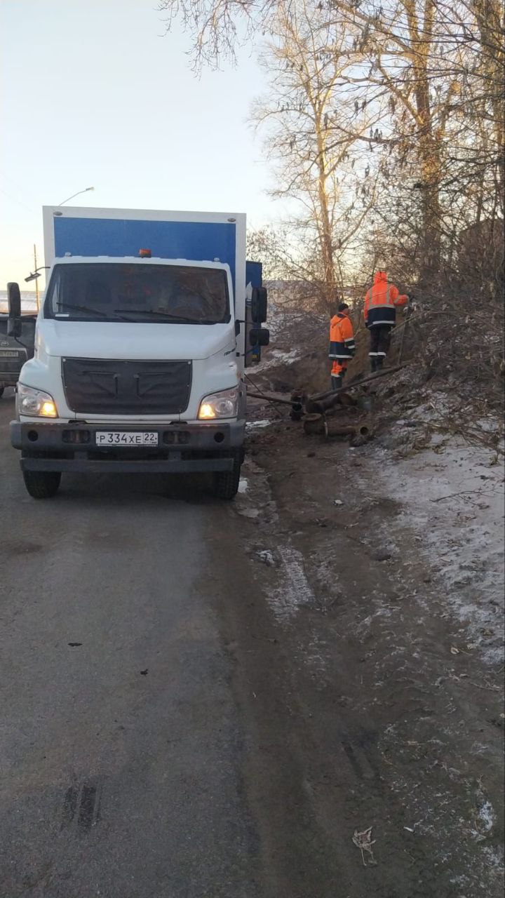 Аварийная бригада Росводоканала устраняет повреждение водопровода на улице Приветной, 3 Аварийная бригада Росводоканала устраняет повреждение водопровода на улице Приветной, 3