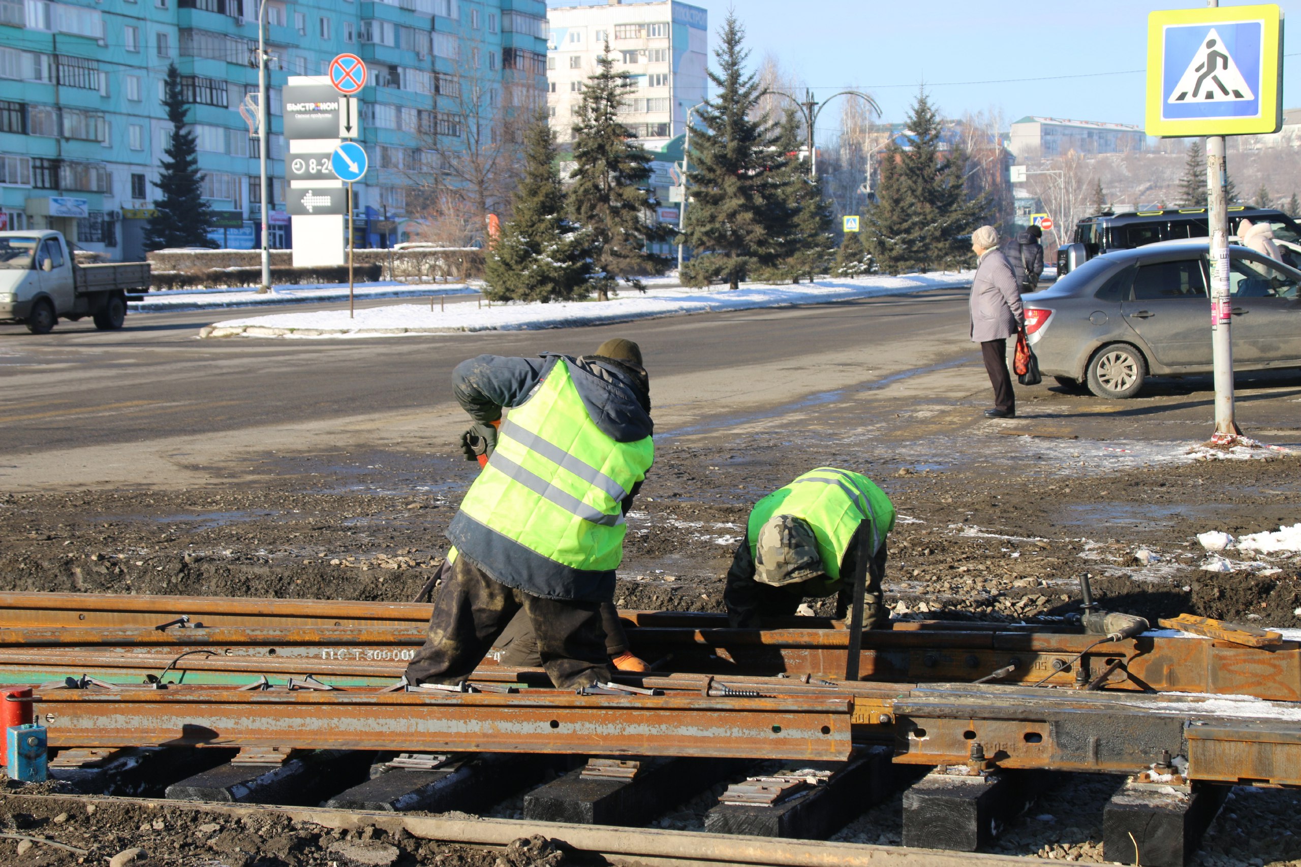 Ремонт необходим. В настоящее время в городе ведутся работы по замене трех трамвайных стрелочных переводов Ремонт необходим. В настоящее время в городе ведутся работы по замене трех трамвайных стрелочных переводов