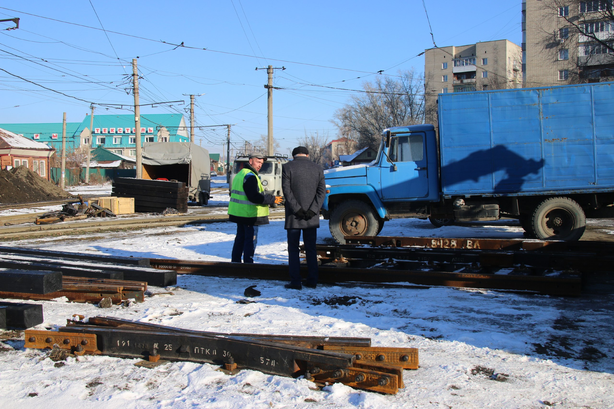 Ремонт необходим. В настоящее время в городе ведутся работы по замене трех трамвайных стрелочных переводов Ремонт необходим. В настоящее время в городе ведутся работы по замене трех трамвайных стрелочных переводов