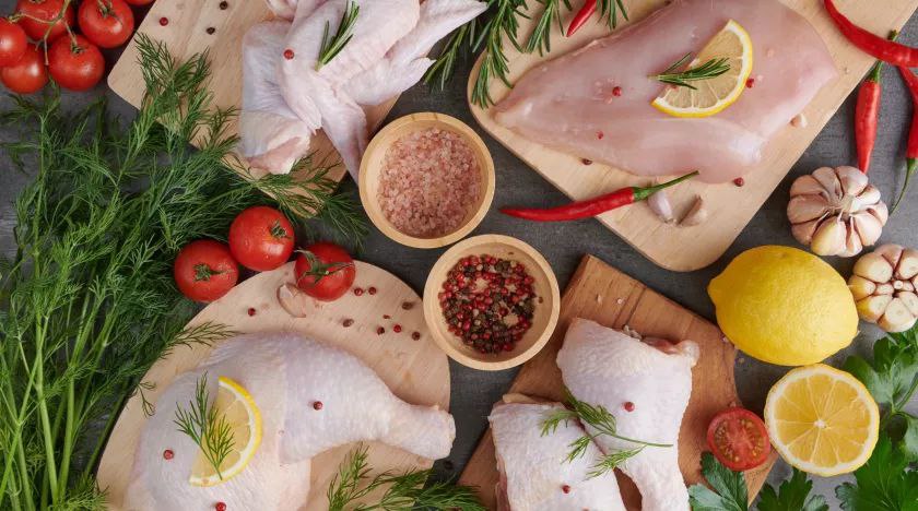 В некоторых магазинах Бийска ещё остались запасы куриного мяса