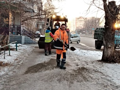 МБУ «Автодорстрой» проводит работы по противогололедной обработке тротуаров города