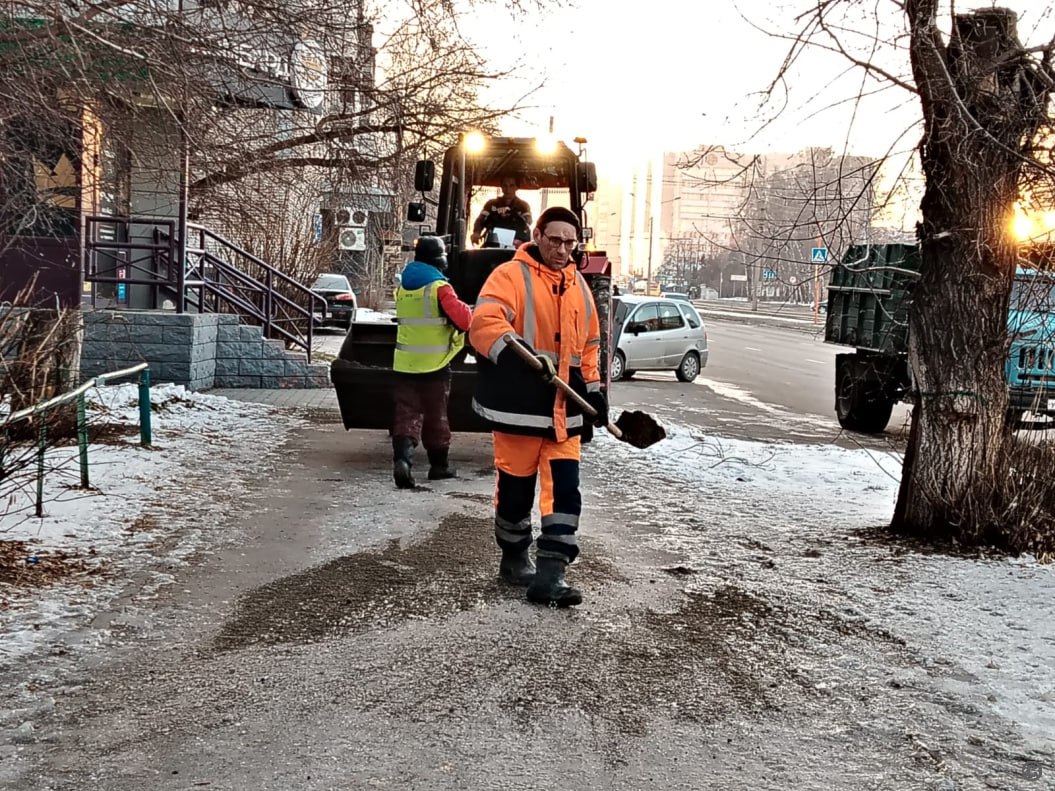 МБУ «Автодорстрой» проводит работы по противогололедной обработке тротуаров города