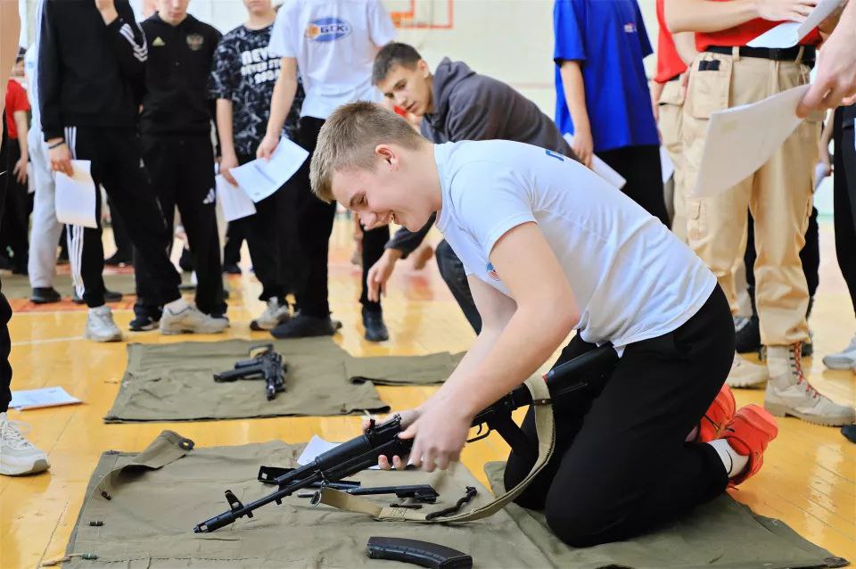 Первые соревнования юнармейцев прошли в Бийске Первые соревнования юнармейцев прошли в Бийске