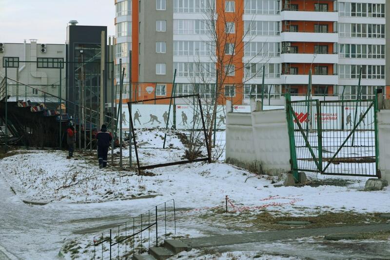 Стадион по хоккею "Коммунальщик" в Барнауле начали готовить к застройке очередным ЖК