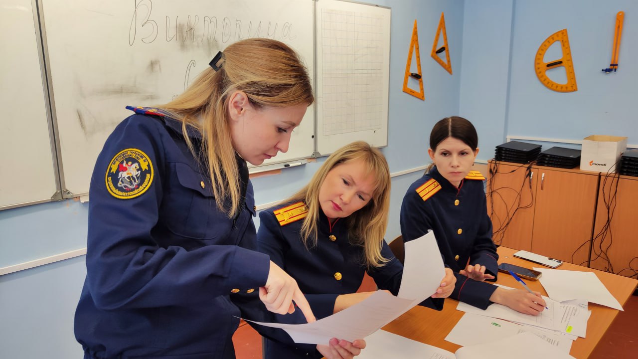 Сотрудники следственного управления СК России по Алтайскому краю провели для кадет профильного класса Барнаульского кадетского корпуса правовую викторину Сотрудники следственного управления СК России по Алтайскому краю провели для кадет профильного класса Барнаульского кадетского корпуса правовую викторину