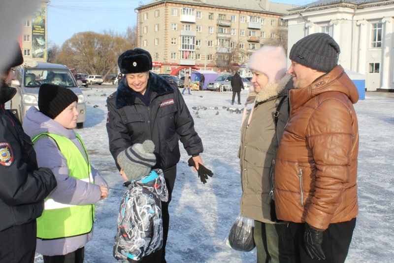 Госавтоинспекция города Новоалтайска провела акцию «День памяти жертв ДТП» Госавтоинспекция города Новоалтайска провела акцию «День памяти жертв ДТП»