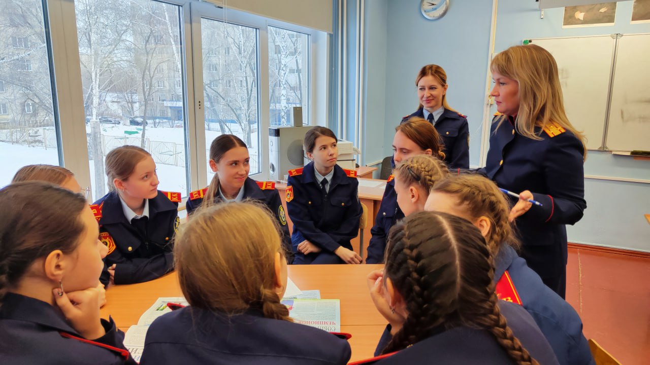 Сотрудники следственного управления СК России по Алтайскому краю провели для кадет профильного класса Барнаульского кадетского корпуса правовую викторину Сотрудники следственного управления СК России по Алтайскому краю провели для кадет профильного класса Барнаульского кадетского корпуса правовую викторину