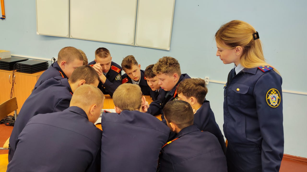 Сотрудники следственного управления СК России по Алтайскому краю провели для кадет профильного класса Барнаульского кадетского корпуса правовую викторину Сотрудники следственного управления СК России по Алтайскому краю провели для кадет профильного класса Барнаульского кадетского корпуса правовую викторину
