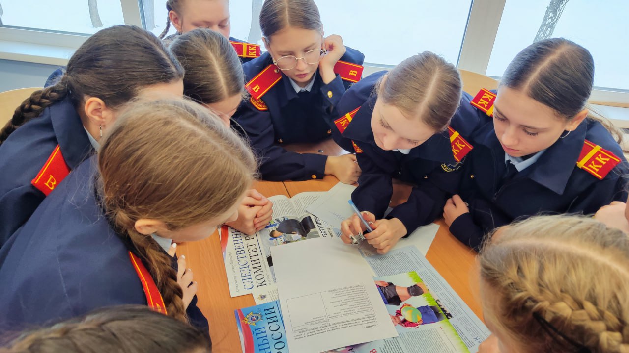 Сотрудники следственного управления СК России по Алтайскому краю провели для кадет профильного класса Барнаульского кадетского корпуса правовую викторину Сотрудники следственного управления СК России по Алтайскому краю провели для кадет профильного класса Барнаульского кадетского корпуса правовую викторину