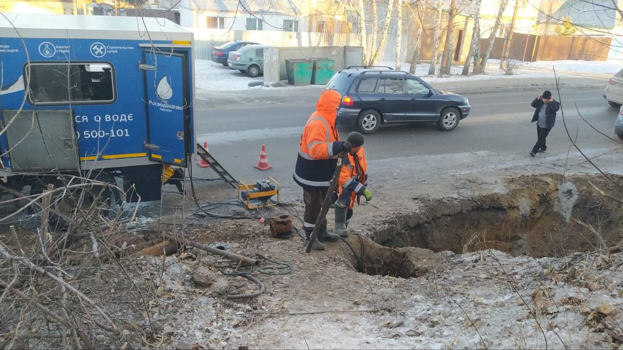 Аварийная бригада Росводоканала устраняет повреждение водопровода на улице Приветной, 3 Аварийная бригада Росводоканала устраняет повреждение водопровода на улице Приветной, 3