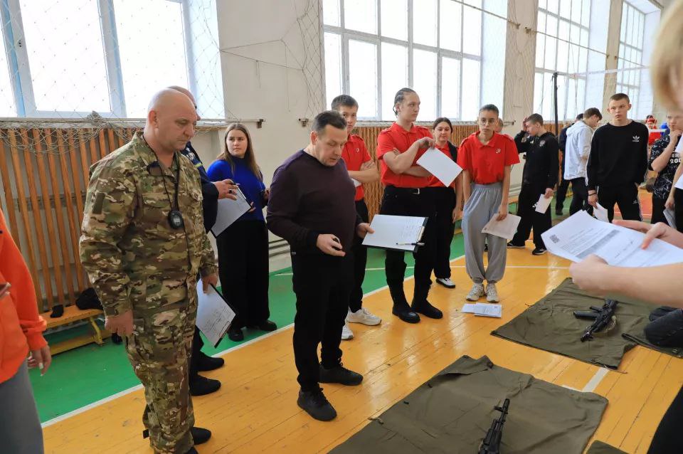 Первые соревнования юнармейцев прошли в Бийске Первые соревнования юнармейцев прошли в Бийске