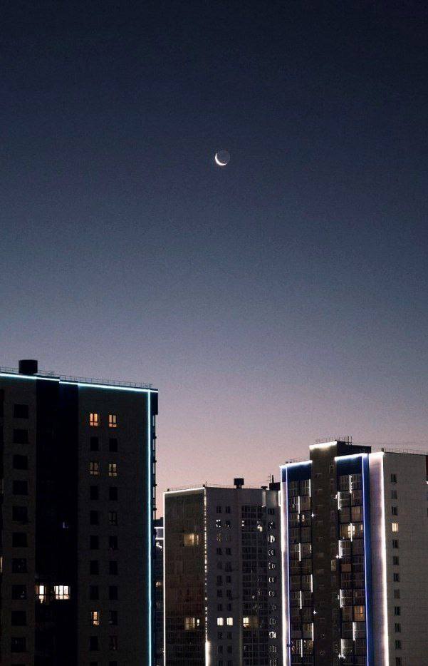 Изящный месяц над Барнаулом утром 17 ноября Изящный месяц над Барнаулом утром 17 ноября