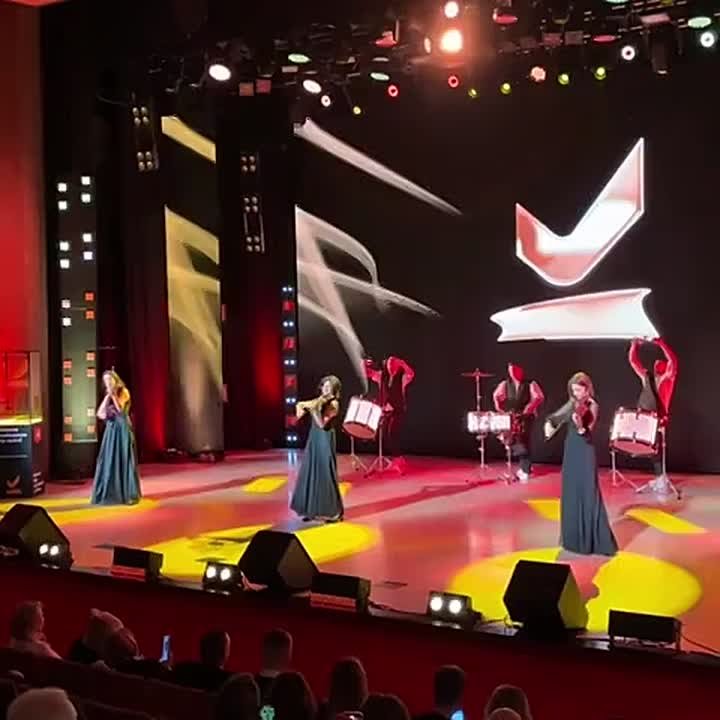 Ведущие церемонии — Елена Хорошавцева и Никита Иванников