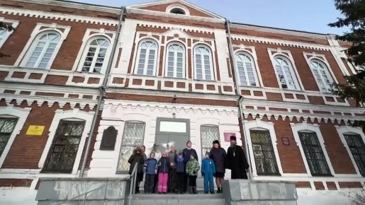 Бийские школьники выпустили голубей в память о погибших в ДТП