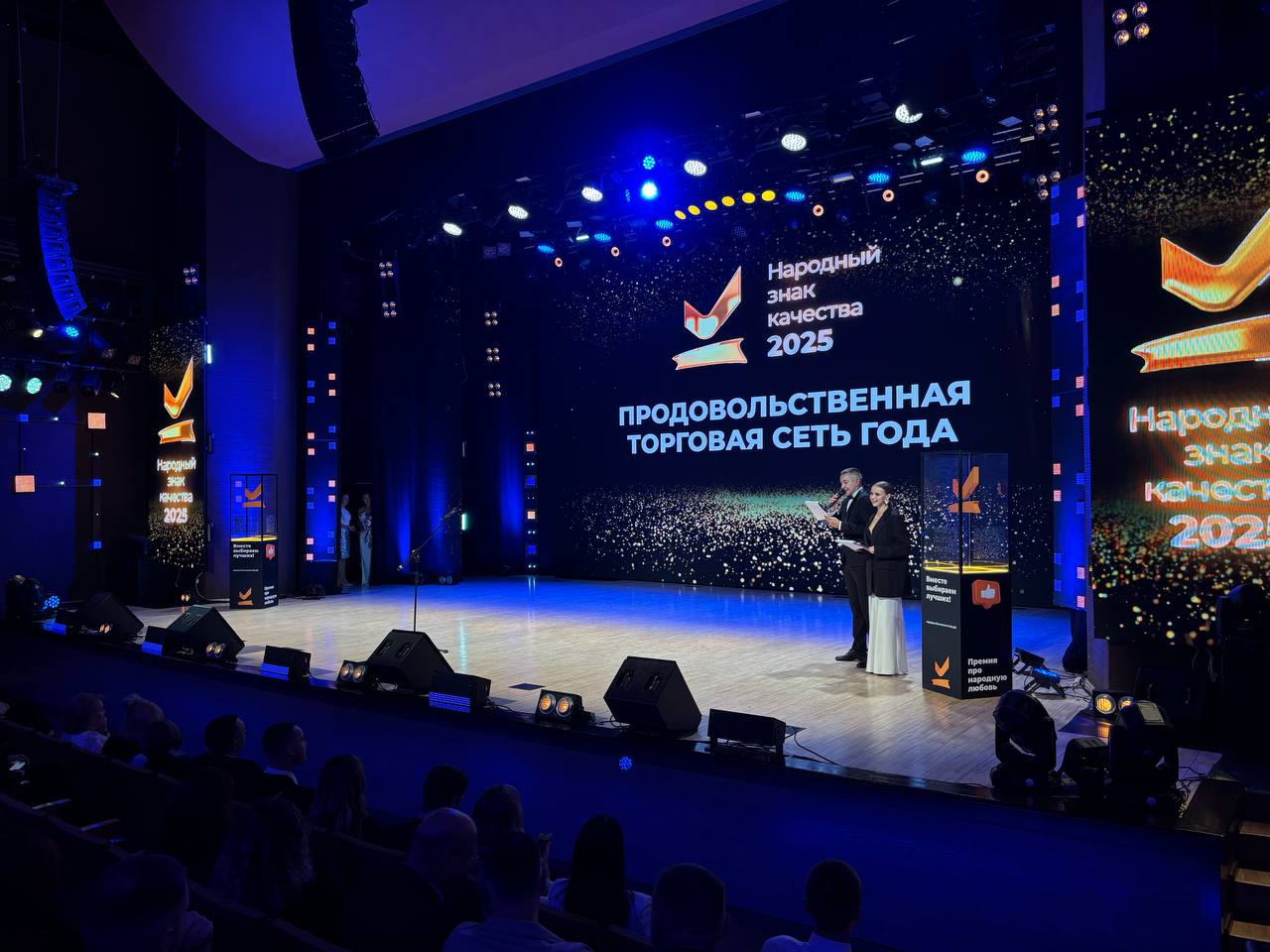 Евгений Самойленко, директор по развитию Барнаульского молочного комбината, поднялся на сцену за наградой Евгений Самойленко, директор по развитию Барнаульского молочного комбината, поднялся на сцену за наградой