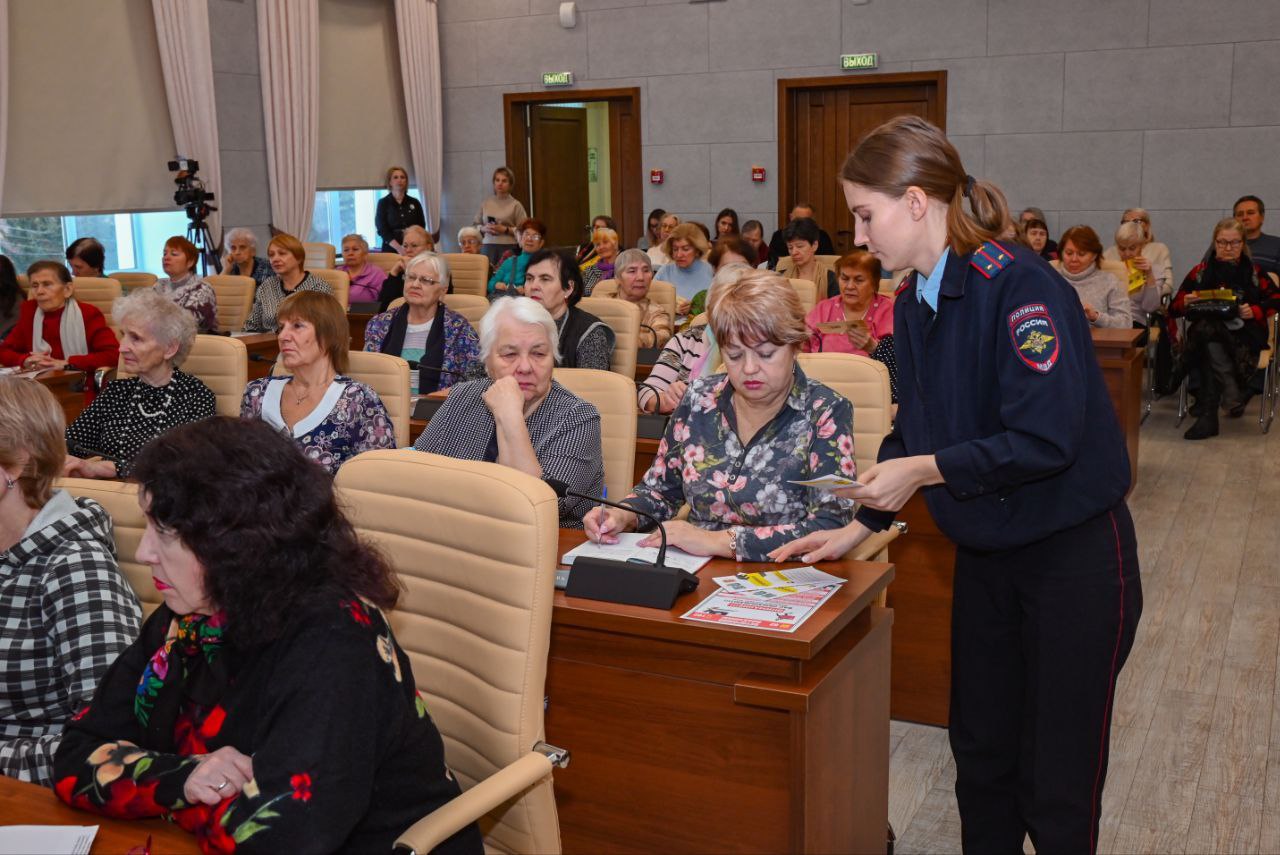В Барнауле сотрудники полиции провели масштабный форум по профилактике мошенничества с пенсионерами краевой столицы В Барнауле сотрудники полиции провели масштабный форум по профилактике мошенничества с пенсионерами краевой столицы
