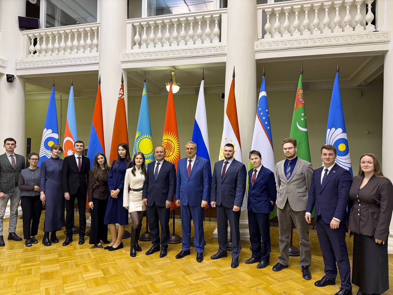 Вчера в Таврическом дворце состоялся круглый стол «Международное электоральное сотрудничество: перспективы и взгляд молодежи» Вчера в Таврическом дворце состоялся круглый стол «Международное электоральное сотрудничество: перспективы и взгляд молодежи»